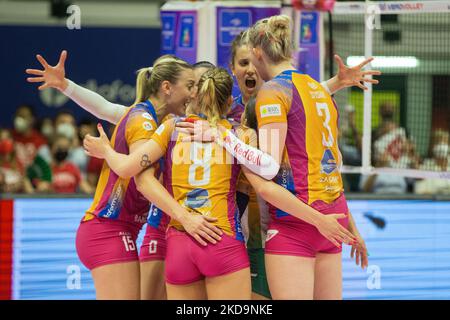 Exultation ANNA DANESI (Vero Volley Monza) et ses coéquipiers pendant le jeu de Volleyball Italian série A1 Women Match Off - Vero Volley Monza vs Prosecco Doc Imoco Volley Conegliano on 10 mai 2022 at the Arena di Monza à Monza, Italie (photo de Valerio Origo/LiveMedia/NurPhoto) Banque D'Images