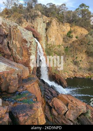 Une photo verticale de la chute d'eau de Nigretta Falls qui descend des falaises abruptes à Bulaart, en Australie Banque D'Images