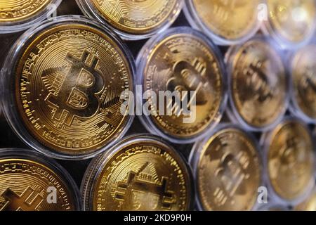 Bureaux Bitcoin à Istanbul, Turquie vus sur 11 mai 2022. . Parallèlement au marché boursier mondial, qui a été mis à rude épreuve par la hausse des taux directeurs de 50 points de base de la Fed, il a vendu $1 milliards de crypto-monnaies pour maintenir la pièce de monnaie stable TerraUSD (UST) à 1 dollars. UST, qui a augmenté à $ 0,95 hier, est retombé à $ 0,36 aujourd'hui. La perte quotidienne de LUNA, la crypto-monnaie du réseau Terra, a atteint 97 pour cent. Le Bitcoin est également tombé à 29 039,54, son niveau le plus bas depuis janvier. (Photo par Umit Turhan Coskun/NurPhoto) Banque D'Images