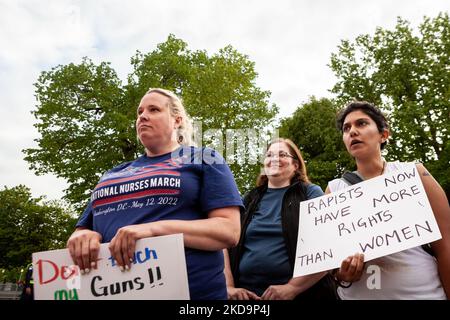 Amy Yount (à gauche), Brenda Mackel, et le Dr Zaydan Salaam (à droite) - 2 infirmières et un médecin - stare en incrédulité comme activiste pro-vie leur dit qu'ils ne connaissent pas les faits médicaux sur la grossesse et l'avortement. Le militant pro-vie n'est pas un professionnel de la santé. Cette conversation a eu lieu au cours d'un rassemblement pour exiger l'adoption de la loi sur la protection de la santé des femmes (WHPA) et pour protester contre la décision préliminaire divulguée par la Cour suprême de renverser Roe c. Wade. (Photo d'Allison Bailey/NurPhoto) Banque D'Images