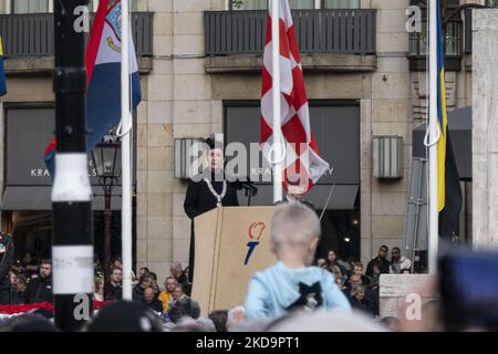 Femke Halsema Maire d'Amsterdam prononce un discours lors du jour du souvenir. Des milliers de personnes, des foules assistent à la commémoration du jour du souvenir des victimes de la Seconde Guerre mondiale sur la place du Dam à Amsterdam. Les pays-Bas se sont trompé pendant deux minutes à 8pm heures mercredi soir, alors que le pays se souvenait des civils et des soldats hollandais qui sont morts pendant la Seconde Guerre mondiale dans d'autres missions de maintien de la paix. Les trains et les voitures s'arrêteront et il n'y a pas de décollage et d'atterrissage à l'aéroport de Schiphol pendant deux minutes de silence, qui a lieu à 8pm. Les magasins et les supermarchés sont tenus par la loi de fermer à 7pm, et les bars et r Banque D'Images