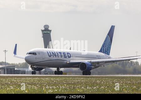 Boeing 767-300 de United Airlines au départ de l'aéroport d'Amsterdam Schiphol AMS EHAM. L'avion commercial à corps large, passe devant une tour de contrôle pendant le décollage et le vol, le Boeing 767 a l'enregistrement N654UA et vole à Houston IAH, États-Unis avec le vol numéro UA21. United est une compagnie aérienne américaine importante dont le siège social est situé à Chicago, Illinois, États-Unis d'Amérique. United est la troisième compagnie aérienne au monde après la fusion avec Continental Airlines en 2010 et membre du groupe d'aviation Star Alliance. Le trafic de passagers de l'aviation mondiale est en augmentation Banque D'Images