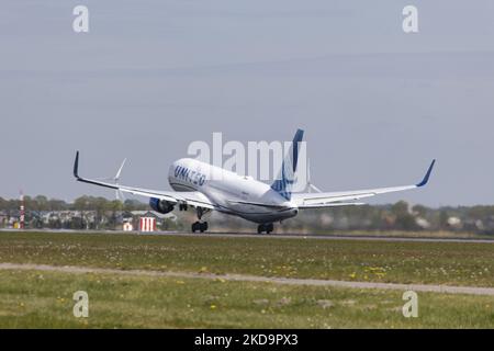 Boeing 767-300 de United Airlines au départ de l'aéroport d'Amsterdam Schiphol AMS EHAM. L'avion commercial à corps large, passe devant une tour de contrôle pendant le décollage et le vol, le Boeing 767 a l'enregistrement N654UA et vole à Houston IAH, États-Unis avec le vol numéro UA21. United est une compagnie aérienne américaine importante dont le siège social est situé à Chicago, Illinois, États-Unis d'Amérique. United est la troisième compagnie aérienne au monde après la fusion avec Continental Airlines en 2010 et membre du groupe d'aviation Star Alliance. Le trafic de passagers de l'aviation mondiale est en augmentation Banque D'Images