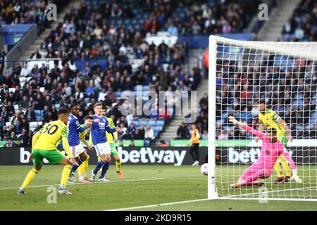 Le gardien de but de Norwich City, Angus Gunn, sauve une photo de Harvey Barnes de Leicester City lors du match de Premier League entre Leicester City et Norwich City au King Power Stadium de Leicester, le mercredi 11th mai 2022. (Photo de Kieran Riley/MI News/NurPhoto) Banque D'Images