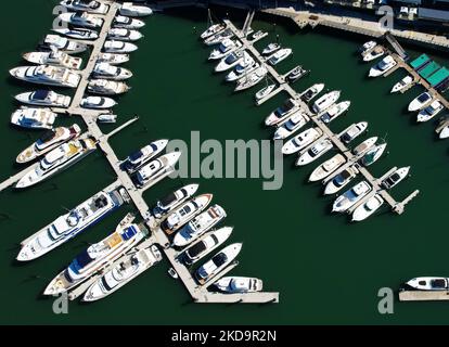 Vue aérienne sur les yachts amarrés dans le port par une journée ensoleillée Banque D'Images