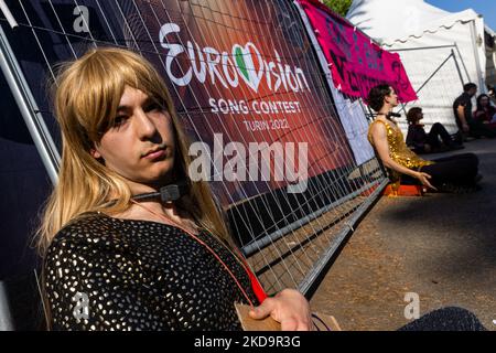 Les activistes, déguisés comme le groupe de rock Måneskin, se sont enchaînés aux portes du village d'Eurovision pour envoyer un message au monde entier et au monde de la musique pour attirer l'attention sur le changement climatique et l'urgence écoclimatique à Turin, en Italie, sur 11 mai 2022. (Photo de Mauro Ujetto/NurPhoto) Banque D'Images