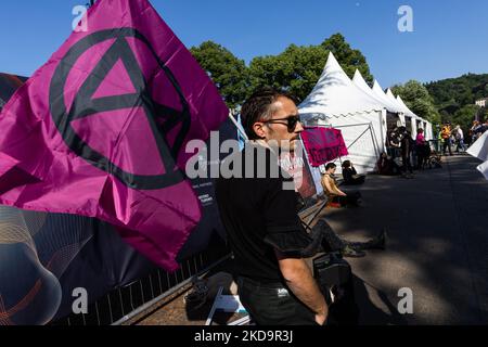 Les activistes, déguisés comme le groupe de rock Måneskin, se sont enchaînés aux portes du village d'Eurovision pour envoyer un message au monde entier et au monde de la musique pour attirer l'attention sur le changement climatique et l'urgence écoclimatique à Turin, en Italie, sur 11 mai 2022. (Photo de Mauro Ujetto/NurPhoto) Banque D'Images