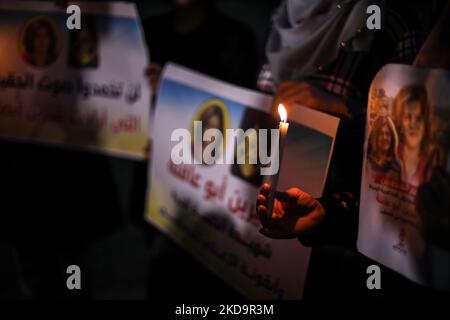 Les Palestiniens allument des bougies lors d'une manifestation à Gaza sur 11 mai 2022, pour protester contre le meurtre du journaliste d'Al-Jazira Shireen Abou Aqleh. - Abou Aqleh, 51 ans, une personnalité éminente du service de presse arabe de la chaîne a été abattu sur 11 mai alors qu'elle couvrait un raid de l'armée israélienne dans le camp de réfugiés de Jénine, en Cisjordanie occupée. La chaîne de télévision basée au Qatar a déclaré que les forces israéliennes avaient tué Abou Aqleh délibérément et « de sang froid », tandis que le Premier ministre israélien Naftali Bennett a déclaré qu'il était « probable » que des tirs palestiniens l'aient tuée. (Photo de Majdi Fathi/NurPhoto) Banque D'Images