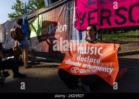 Les activistes, déguisés comme le groupe de rock Måneskin, se sont enchaînés aux portes du village d'Eurovision pour envoyer un message au monde entier et au monde de la musique pour attirer l'attention sur le changement climatique et l'urgence écoclimatique à Turin, en Italie, sur 11 mai 2022. (Photo de Mauro Ujetto/NurPhoto) Banque D'Images