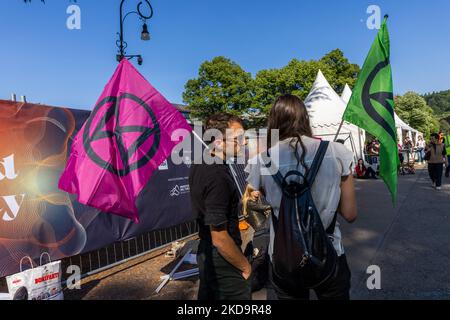 Les activistes, déguisés comme le groupe de rock Måneskin, se sont enchaînés aux portes du village d'Eurovision pour envoyer un message au monde entier et au monde de la musique pour attirer l'attention sur le changement climatique et l'urgence écoclimatique à Turin, en Italie, sur 11 mai 2022. (Photo de Mauro Ujetto/NurPhoto) Banque D'Images