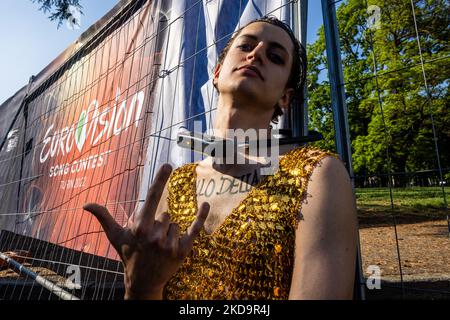 Les activistes, déguisés comme le groupe de rock Måneskin, se sont enchaînés aux portes du village d'Eurovision pour envoyer un message au monde entier et au monde de la musique pour attirer l'attention sur le changement climatique et l'urgence écoclimatique à Turin, en Italie, sur 11 mai 2022. (Photo de Mauro Ujetto/NurPhoto) Banque D'Images