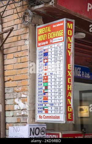 Gros plan sur le conseil d'administration avec les taux de change quotidiens. Bureau du Centre de change, un lieu d'échange de devises étrangères à la roupie népalaise locale NPR dans la région de Thamel, à Katmandou, la capitale du Népal sur 15 avril 2022. Il y a des panneaux qui ont tous les prix écrits selon le taux quotidien. Thamel a des dizaines d'offices offrant des services d'échange car c'est une destination touristique populaire. L'échange peut être offert dans les banques, les revendeurs autorisés de forex, les hôtels et l'aéroport international Tribhuvan. La demande d'échange la plus courante est l'euro, le dollar américain, le renminbi, la livre sterling GBP, la roupie indienne an Banque D'Images