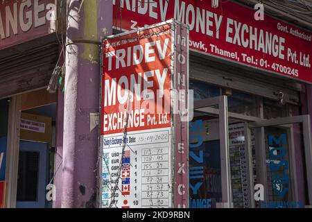 Gros plan sur le conseil d'administration avec les taux de change quotidiens. Bureau du Centre de change, un lieu d'échange de devises étrangères à la roupie népalaise locale NPR dans la région de Thamel, à Katmandou, la capitale du Népal sur 15 avril 2022. Il y a des panneaux qui ont tous les prix écrits selon le taux quotidien. Thamel a des dizaines d'offices offrant des services d'échange car c'est une destination touristique populaire. L'échange peut être offert dans les banques, les revendeurs autorisés de forex, les hôtels et l'aéroport international Tribhuvan. La demande d'échange la plus courante est l'euro, le dollar américain, le renminbi, la livre sterling GBP, la roupie indienne an Banque D'Images