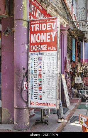 Gros plan sur le conseil d'administration avec les taux de change quotidiens. Bureau du Centre de change, un lieu d'échange de devises étrangères à la roupie népalaise locale NPR dans la région de Thamel, à Katmandou, la capitale du Népal sur 15 avril 2022. Il y a des panneaux qui ont tous les prix écrits selon le taux quotidien. Thamel a des dizaines d'offices offrant des services d'échange car c'est une destination touristique populaire. L'échange peut être offert dans les banques, les revendeurs autorisés de forex, les hôtels et l'aéroport international Tribhuvan. La demande d'échange la plus courante est l'euro, le dollar américain, le renminbi, la livre sterling GBP, la roupie indienne an Banque D'Images