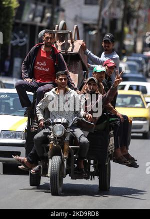 Les Palestiniens sont en tuk-tuk dans la ville de Gaza, sur 12 mai 2022. (Photo de Majdi Fathi/NurPhoto) Banque D'Images