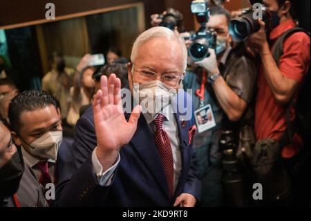 L'ancien Premier ministre de Malaisie Najib Razak discute avec le chef de l'opposition Anwar Ibrahim à Kuala Lumpur, en Malaisie, au sujet de 12 mai 2022. (Photo de Mukhriz Hazim/Nurphoto) Banque D'Images