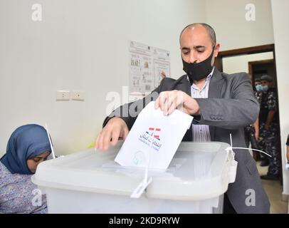 Les responsables publics, qui prendront la direction des greffiers du pôle, ont voté avant les élections générales qui se tiendront le 16 mai Liban, Beyrouth sur 12 mai 2022. (Photo par Fadel Itani/NurPhoto) Banque D'Images