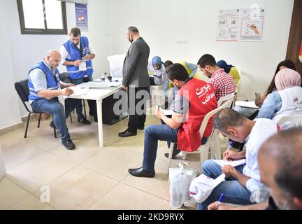 Les responsables publics, qui prendront la direction des greffiers du pôle, ont voté avant les élections générales qui se tiendront le 16 mai Liban, Beyrouth sur 12 mai 2022. (Photo par Fadel Itani/NurPhoto) Banque D'Images