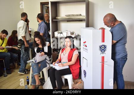 Les responsables publics, qui prendront la direction des greffiers du pôle, ont voté avant les élections générales qui se tiendront le 16 mai Liban, Beyrouth sur 12 mai 2022. (Photo par Fadel Itani/NurPhoto) Banque D'Images