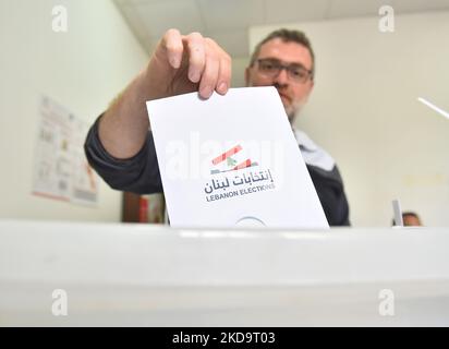 Les fonctionnaires, qui prendront la direction des greffiers du pôle, ont voté avant les élections générales qui se tiendront le 16 mai Liban , Beyrouth sur 12 mai 2022. (Photo par Fadel Itani/NurPhoto) Banque D'Images