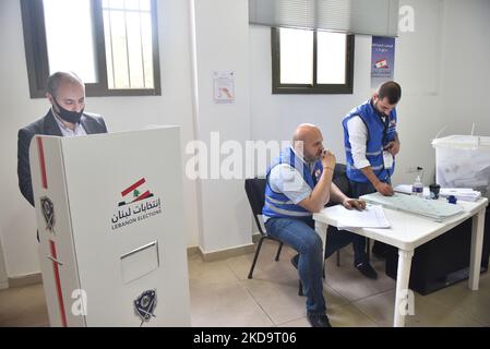 Les responsables publics, qui prendront la direction des greffiers du pôle, ont voté avant les élections générales qui se tiendront le 16 mai Liban, Beyrouth sur 12 mai 2022. (Photo par Fadel Itani/NurPhoto) Banque D'Images