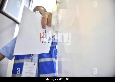 Les fonctionnaires, qui prendront la direction des greffiers du pôle, ont voté avant les élections générales qui se tiendront le 16 mai Liban , Beyrouth sur 12 mai 2022. (Photo par Fadel Itani/NurPhoto) Banque D'Images