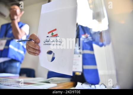 Les fonctionnaires, qui prendront la direction des greffiers du pôle, ont voté avant les élections générales qui se tiendront le 16 mai Liban , Beyrouth sur 12 mai 2022. (Photo par Fadel Itani/NurPhoto) Banque D'Images