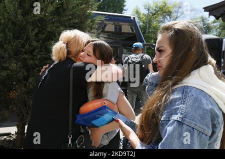 Les réfugiés réagissent comme un adieu aux proches avant de prendre un bus pour un voyage d'évacuation en Italie, organisé par une initiative de volontaires ukrainiens, dans le cadre de l'invasion russe en Ukraine, à Odesa, Ukraine 12 mai 2022. (Photo par STR/NurPhoto) Banque D'Images