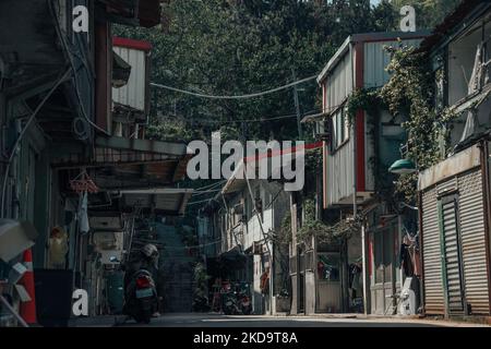 Une rue avec des bâtiments de village et un motocycliste sur son vélo à Matsu, en Chine Banque D'Images