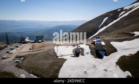 Une vue de drone de l'Observatoire astronomique des Abruzzes à 2,200 m au-dessus du niveau du phoque, à Campo Imperatore, en Italie, sur 13 mai 2022. -Gran Sasso d'Italia est un massif situé dans les Apennins Mountains d'Italie. Son plus haut sommet, Corno Grande (2 912 mètres), est la plus haute montagne des Apennines, et la deuxième plus haute montagne en Italie en dehors des Alpes. (Photo de Manuel Romano/NurPhoto) Banque D'Images
