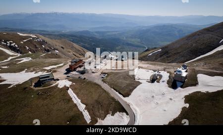 Une vue de drone de l'Observatoire astronomique des Abruzzes à 2,200 m au-dessus du niveau du phoque, à Campo Imperatore, en Italie, sur 13 mai 2022. -Gran Sasso d'Italia est un massif situé dans les Apennins Mountains d'Italie. Son plus haut sommet, Corno Grande (2 912 mètres), est la plus haute montagne des Apennines, et la deuxième plus haute montagne en Italie en dehors des Alpes. (Photo de Manuel Romano/NurPhoto) Banque D'Images