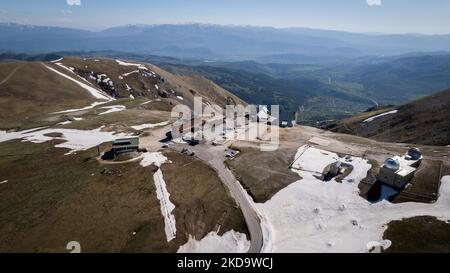 Une vue de drone de l'Observatoire astronomique des Abruzzes à 2,200 m au-dessus du niveau du phoque, à Campo Imperatore, en Italie, sur 13 mai 2022. -Gran Sasso d'Italia est un massif situé dans les Apennins Mountains d'Italie. Son plus haut sommet, Corno Grande (2 912 mètres), est la plus haute montagne des Apennines, et la deuxième plus haute montagne en Italie en dehors des Alpes. (Photo de Manuel Romano/NurPhoto) Banque D'Images