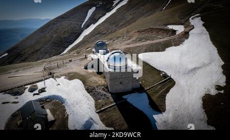 Une vue de drone de l'Observatoire astronomique des Abruzzes à 2,200 m au-dessus du niveau du phoque, à Campo Imperatore, en Italie, sur 13 mai 2022. -Gran Sasso d'Italia est un massif situé dans les Apennins Mountains d'Italie. Son plus haut sommet, Corno Grande (2 912 mètres), est la plus haute montagne des Apennines, et la deuxième plus haute montagne en Italie en dehors des Alpes. (Photo de Manuel Romano/NurPhoto) Banque D'Images