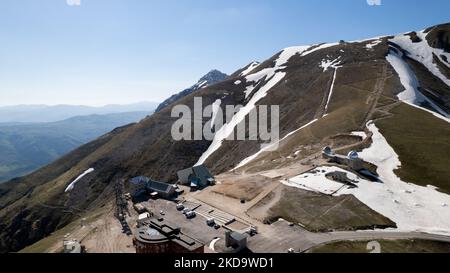 Une vue de drone de l'Observatoire astronomique des Abruzzes à 2,200 m au-dessus du niveau du phoque , à Campo Imperatore, en Italie, sur 13 mai 2022. -Gran Sasso d'Italia est un massif situé dans les Apennins Mountains d'Italie. Son plus haut sommet, Corno Grande (2 912 mètres), est la plus haute montagne des Apennines, et la deuxième plus haute montagne en Italie en dehors des Alpes. (Photo de Manuel Romano/NurPhoto) Banque D'Images