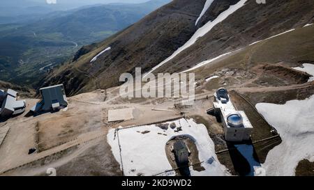 Une vue de drone de l'Observatoire astronomique des Abruzzes à 2,200 m au-dessus du niveau du phoque, à Campo Imperatore, en Italie, sur 13 mai 2022. -Gran Sasso d'Italia est un massif situé dans les Apennins Mountains d'Italie. Son plus haut sommet, Corno Grande (2 912 mètres), est la plus haute montagne des Apennines, et la deuxième plus haute montagne en Italie en dehors des Alpes. (Photo de Manuel Romano/NurPhoto) Banque D'Images
