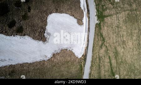 Vue sur une route enneigée sur les crêtes de Campo Imperatore, dans le parc national des monts Gran Sasso et Laga, sur 13 mai 2022. -Gran Sasso d'Italia est un massif situé dans les Apennins Mountains d'Italie. Son plus haut sommet, Corno Grande (2 912 mètres), est la plus haute montagne des Apennines, et la deuxième plus haute montagne en Italie en dehors des Alpes. (Photo de Manuel Romano/NurPhoto) Banque D'Images