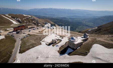 Une vue de drone de l'Observatoire astronomique des Abruzzes à 2,200 m au-dessus du niveau du phoque, à Campo Imperatore, en Italie, sur 13 mai 2022. -Gran Sasso d'Italia est un massif situé dans les Apennins Mountains d'Italie. Son plus haut sommet, Corno Grande (2 912 mètres), est la plus haute montagne des Apennines, et la deuxième plus haute montagne en Italie en dehors des Alpes. (Photo de Manuel Romano/NurPhoto) Banque D'Images