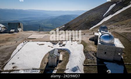 Une vue de drone de l'Observatoire astronomique des Abruzzes à 2,200 m au-dessus du niveau du phoque, à Campo Imperatore, en Italie, sur 13 mai 2022. -Gran Sasso d'Italia est un massif situé dans les Apennins Mountains d'Italie. Son plus haut sommet, Corno Grande (2 912 mètres), est la plus haute montagne des Apennines, et la deuxième plus haute montagne en Italie en dehors des Alpes. (Photo de Manuel Romano/NurPhoto) Banque D'Images