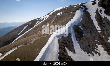 Vue de drone sur la neige à Campo Imperatore, dans le parc national des monts Gran Sasso et Laga, sur 13 mai 2022. -Gran Sasso d'Italia est un massif situé dans les Apennins Mountains d'Italie. Son plus haut sommet, Corno Grande (2 912 mètres), est la plus haute montagne des Apennines, et la deuxième plus haute montagne en Italie en dehors des Alpes. (Photo de Manuel Romano/NurPhoto) Banque D'Images