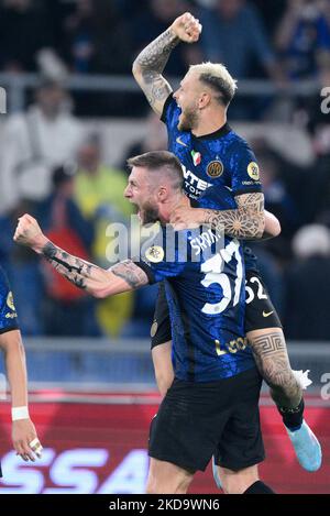 Milan Skriniar du FC Internazionale fête la victoire avec Federico DiMarco du FC Internazionale lors du match de finale de la coppa italienne entre le FC Juventus et le FC Internazionale sur 11 mai 2022 à Rome, en Italie. (Photo de Giuseppe Maffia/NurPhoto) Banque D'Images