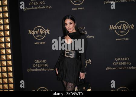 NEW YORK, NEW YORK - 12 MAI : Vanessa Hudgens arrive à l'ouverture officielle de Hard Rock Hotel Times Square sur 12 mai 2022 à New York. (Photo de John Nacion/NurPhoto) Banque D'Images