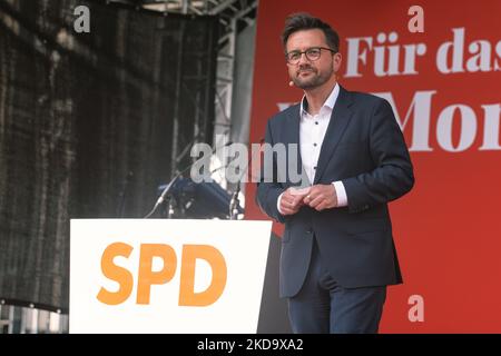 Thomas Kutschay, le candidat principal du SPD parle sur la scène à Roncalliplatz à Cologne, en Allemagne, sur 13 mai pendant la campagne électorale du SPD 2022 (photo de Ying Tang/NurPhoto) Banque D'Images