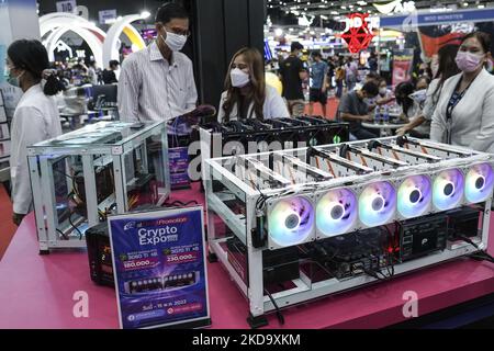 Les visiteurs inspectent le matériel d'exploitation de crypto à l'exposition de crypto de Thaïlande à Bangkok, Thaïlande, 14 mai 2022. (Photo par Anusak Laowilas/NurPhoto) Banque D'Images