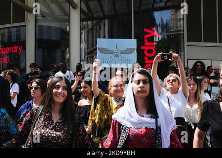 Au centre de Berivan Firat, porte-parole du Conseil démocratique kurde à l'origine du premier festival culturel kurde en France, le 14 mai 2022. (Photo de Vincent Koebel/NurPhoto) Banque D'Images