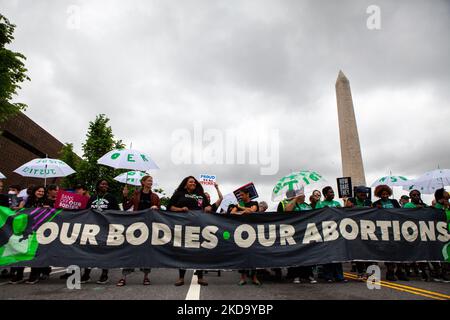 La bannière principale de l'événement phare d'une journée nationale de protestation pour les droits en matière de reproduction. Les hôtes Planned Parenthood et la Marche des femmes ont organisé les nombreuses manifestations en réponse au projet d'avis divulgué par la Cour suprême qui va annuler le droit à l'avortement établi par Roe c. Wade. Des milliers d'Américains présents à l'événement ont exigé que les droits à l'autonomie corporelle et aux décisions en matière de reproduction restent entre les mains de chaque individu. (Photo d'Allison Bailey/NurPhoto) Banque D'Images