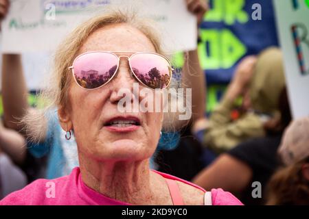 Les lunettes de soleil d’un manifestant pro-choix reflètent la Cour suprême et quelques milliers de personnes lors de l’événement phare d’une journée nationale de protestation pour les droits en matière de reproduction. Les hôtes Planned Parenthood et la Marche des femmes ont organisé les nombreuses manifestations en réponse au projet d'avis divulgué par la Cour suprême qui va annuler le droit à l'avortement établi par Roe c. Wade. Des milliers d'Américains présents à l'événement ont exigé que les droits à l'autonomie corporelle et aux décisions en matière de reproduction restent entre les mains de chaque individu. (Photo d'Allison Bailey/NurPhoto) Banque D'Images