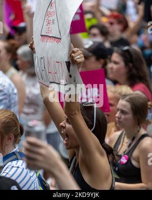 Des manifestants sont vus assister à la journée de protestation « interdictions de notre corps » du planning familial après que Politico ait publié un premier projet d'opinion majoritaire divulgué, indiquant que la Cour suprême des États-Unis renverserait deux affaires liées à l'avortement, ce qui mettrait fin à la protection fédérale des droits à l'avortement. Samedi, 14 mai 2022, à Cincinnati, Ohio, États-Unis. (Photo de Jason Whitman/NurPhoto) Banque D'Images