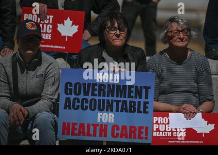 Les travailleurs de la santé, les activistes et leurs partisans protestent contre le premier ministre Kenney et le gouvernement du PCU qui prennent des mesures pour privatiser les soins de santé, lors du rassemblement pour les soins de santé publics, à l'Assemblée législative de l'Alberta, à Edmonton. Le samedi 14 mai 2022, à Edmonton, Alberta, Canada. (Photo par Artur Widak/NurPhoto) Banque D'Images