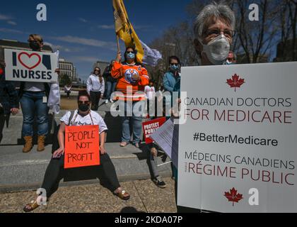 Les travailleurs de la santé, les activistes et leurs partisans protestent contre le premier ministre Kenney et le gouvernement du PCU qui prennent des mesures pour privatiser les soins de santé, lors du rassemblement pour les soins de santé publics, à l'Assemblée législative de l'Alberta, à Edmonton. Le samedi 14 mai 2022, à Edmonton, Alberta, Canada. (Photo par Artur Widak/NurPhoto) Banque D'Images