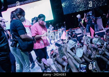 Le vice-président et aspirant présidentiel Leni Robredo salue ses partisans après avoir pris la parole vendredi à Ateneo de Manille sur 13 mai 2022, dans la ville de Quezon, dans la région métropolitaine de Manille, aux Philippines. (Photo de Mohd Sarajan/NurPhoto)